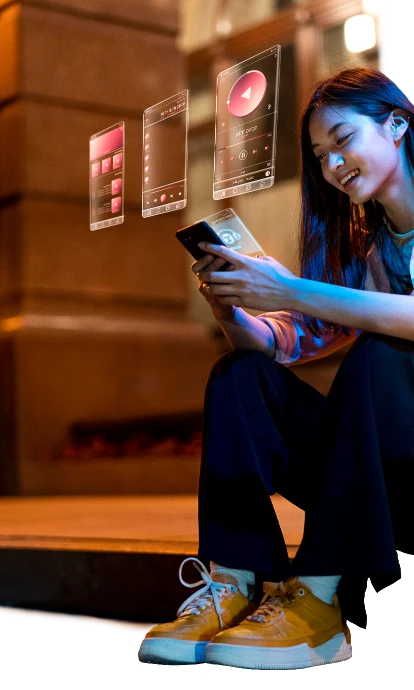 Młoda kobieta z telefonem w dłoni, przed jej twarzą unoszą się półprzezroczyste ekrany z informacjami i aplikacjami